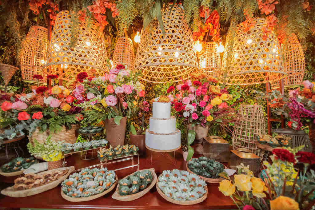 mesa com bolo de casamento