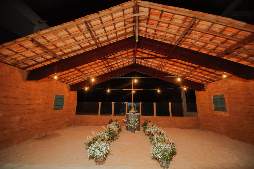 altar em espaço coberto na praia