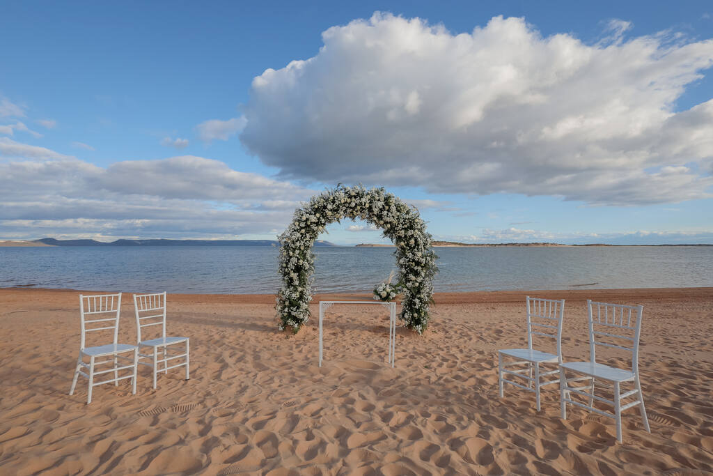 altar com flores brancas na praia