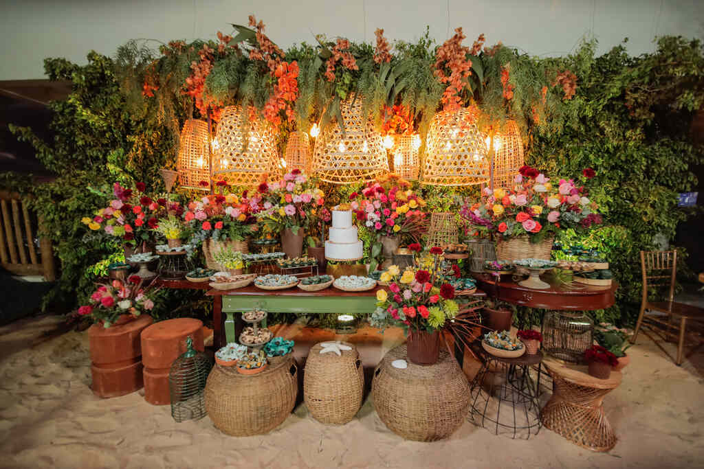 mesa com bolo de casamento