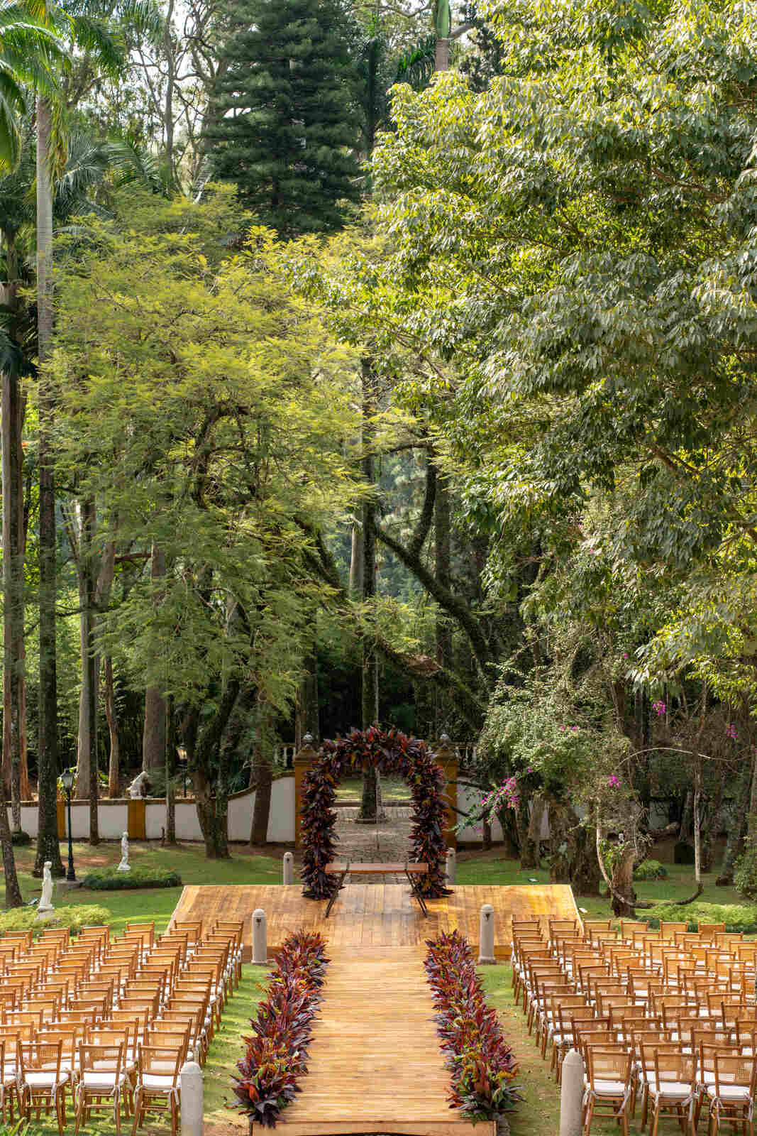 altar com plantas roxas e verdes