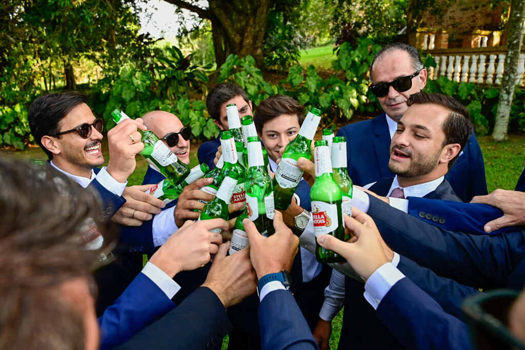 noivo e padrinhos brindando com cerveja