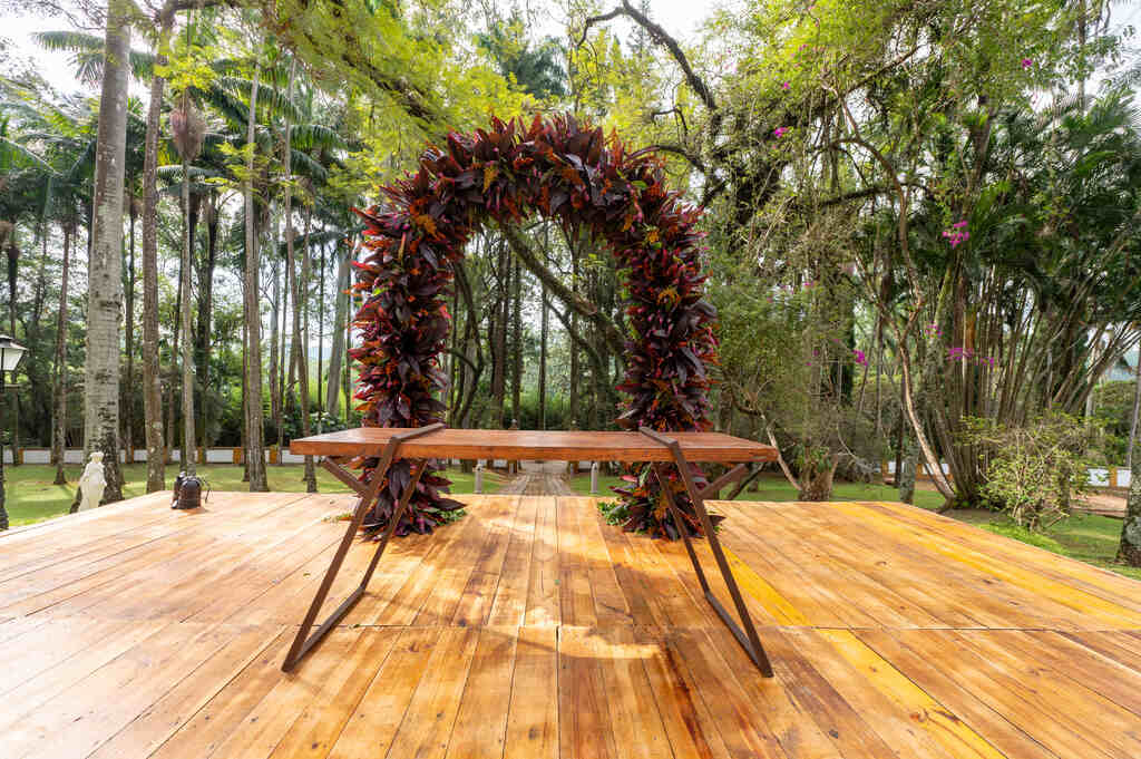 altar com plantas roxas e verdes