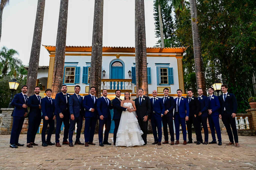 padrinhos de casamento com terno azul e noivos