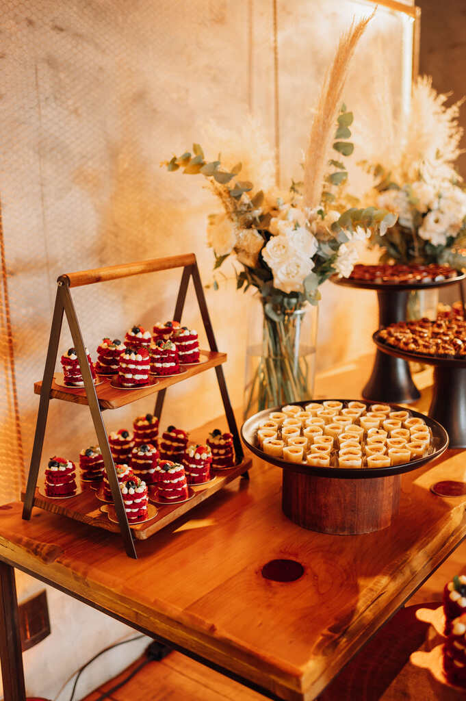 mesa com doces de casamento