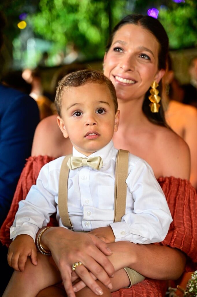 pajem com camisa branca e suspensório marrom