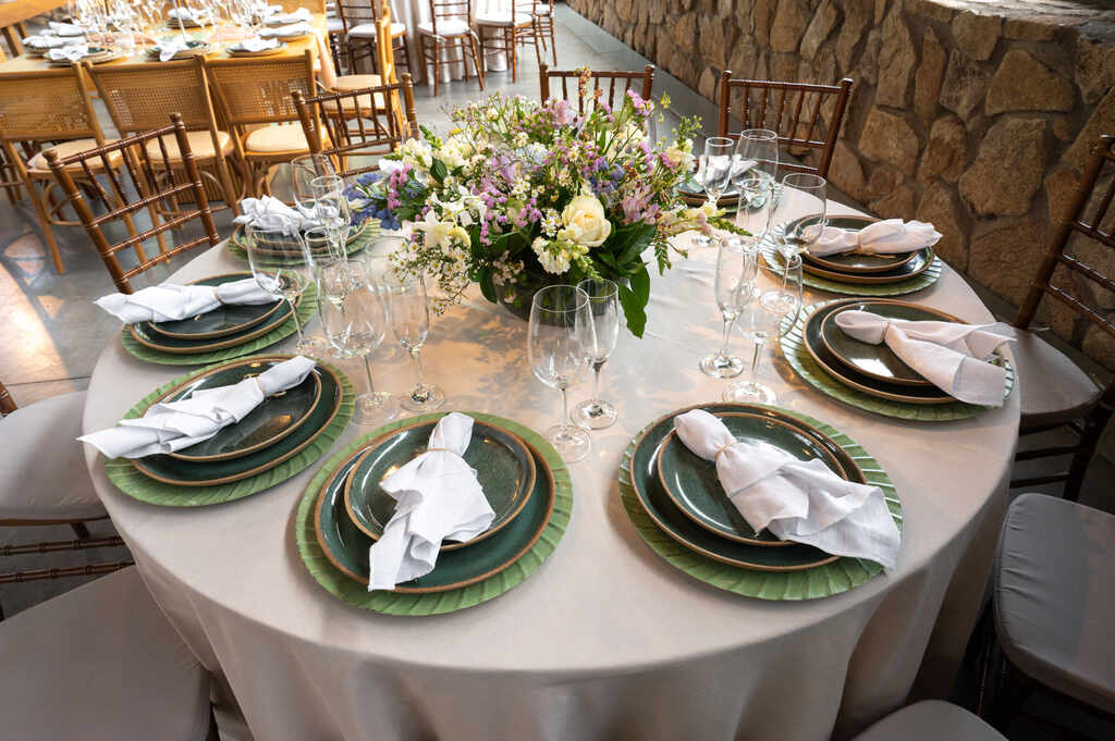 mesa posta com centro de mesa com flores brancas azuis e liláses