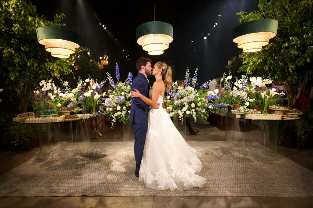 casal na frente da mesa do bolo