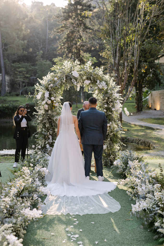 Casamento super floral arrasa com paleta rosa, verde e laranja