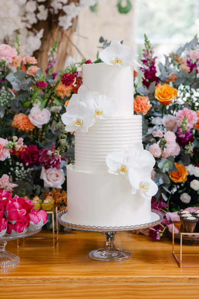 mesa de bolo de casamento com flores coloridas