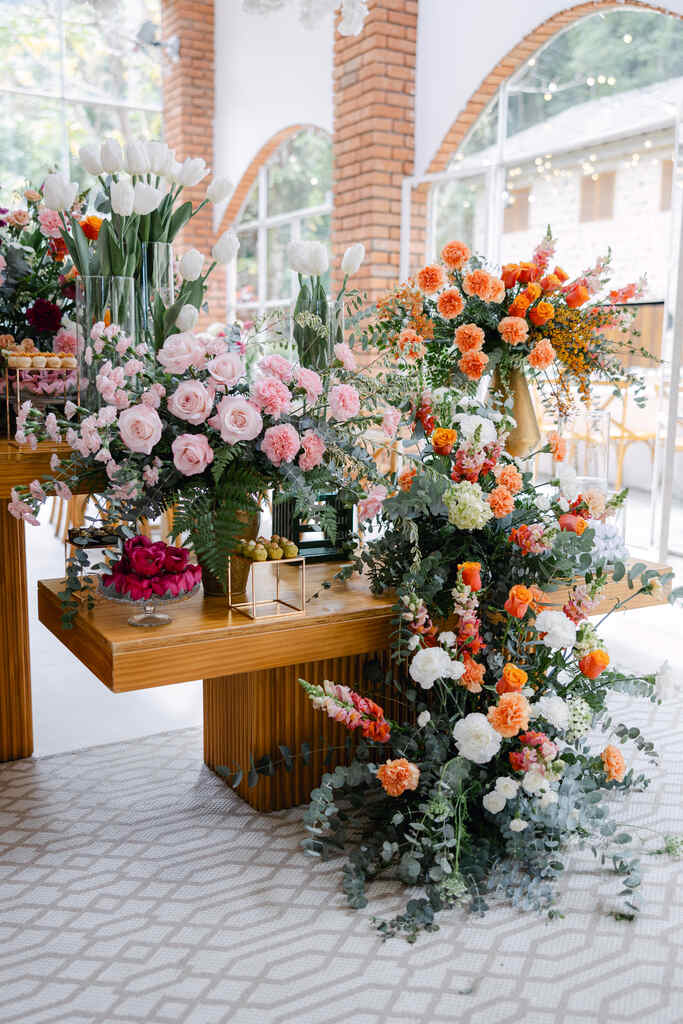 mesa com arranjos com flores