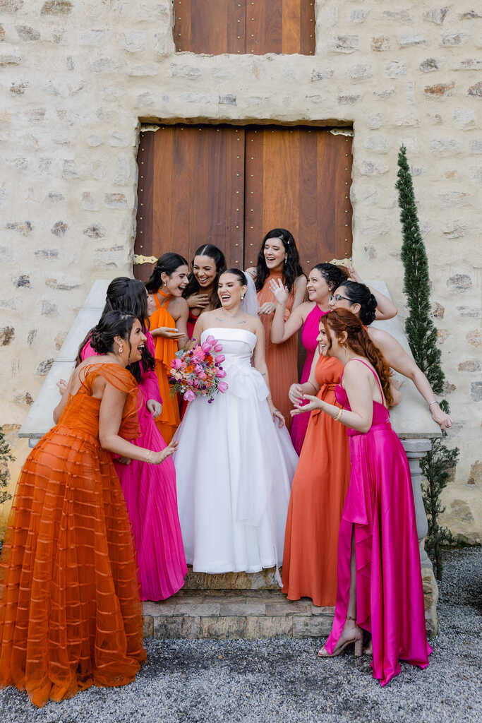 noiva e madrinhas com vestidos rosa e laranja