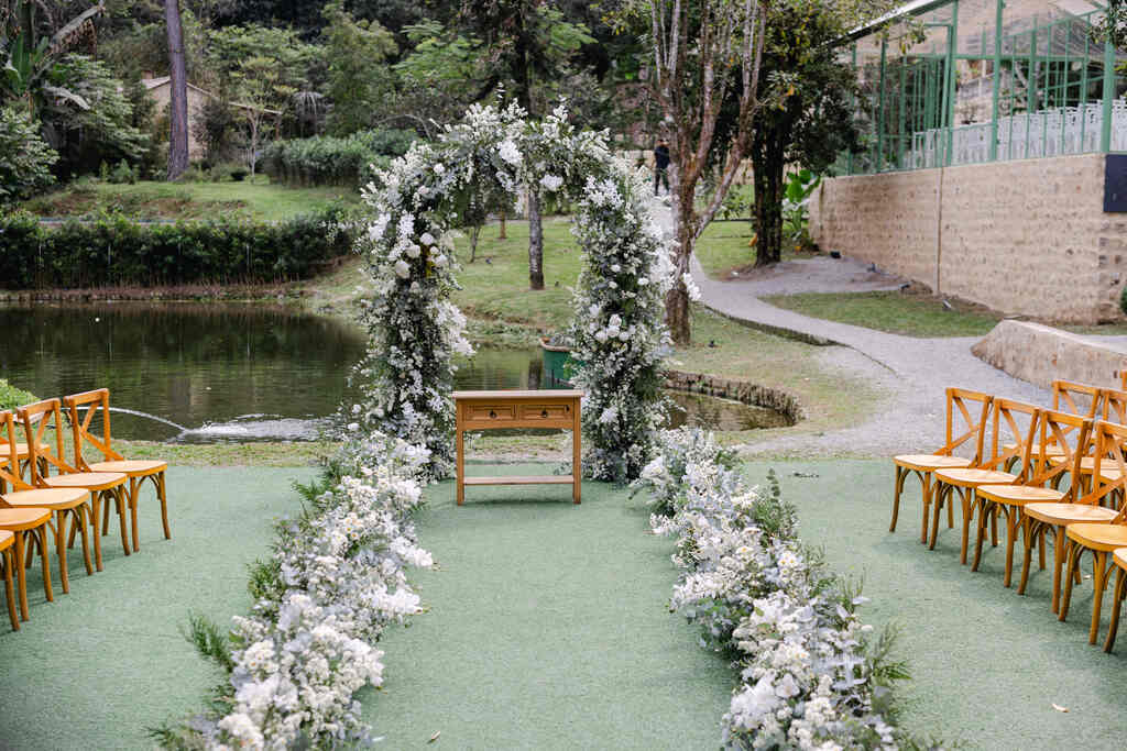 caminho para o altar com flores brancas