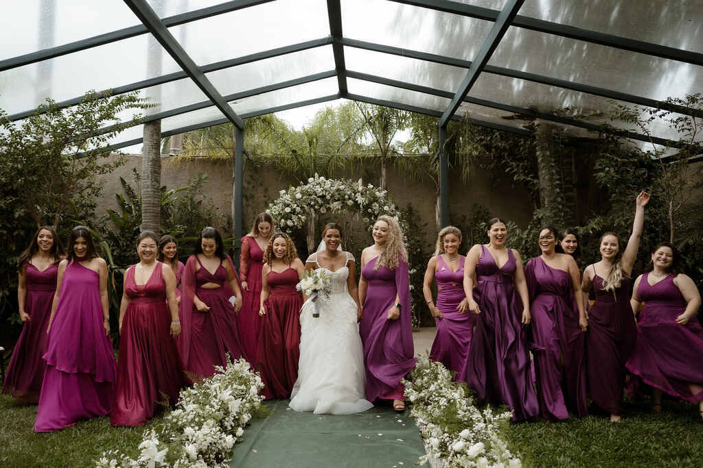 Casamento Roxo: +70 fotos de paleta, decoração e madrinhas