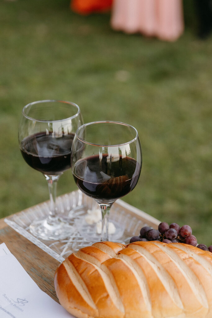 altar simples com vinho e pão