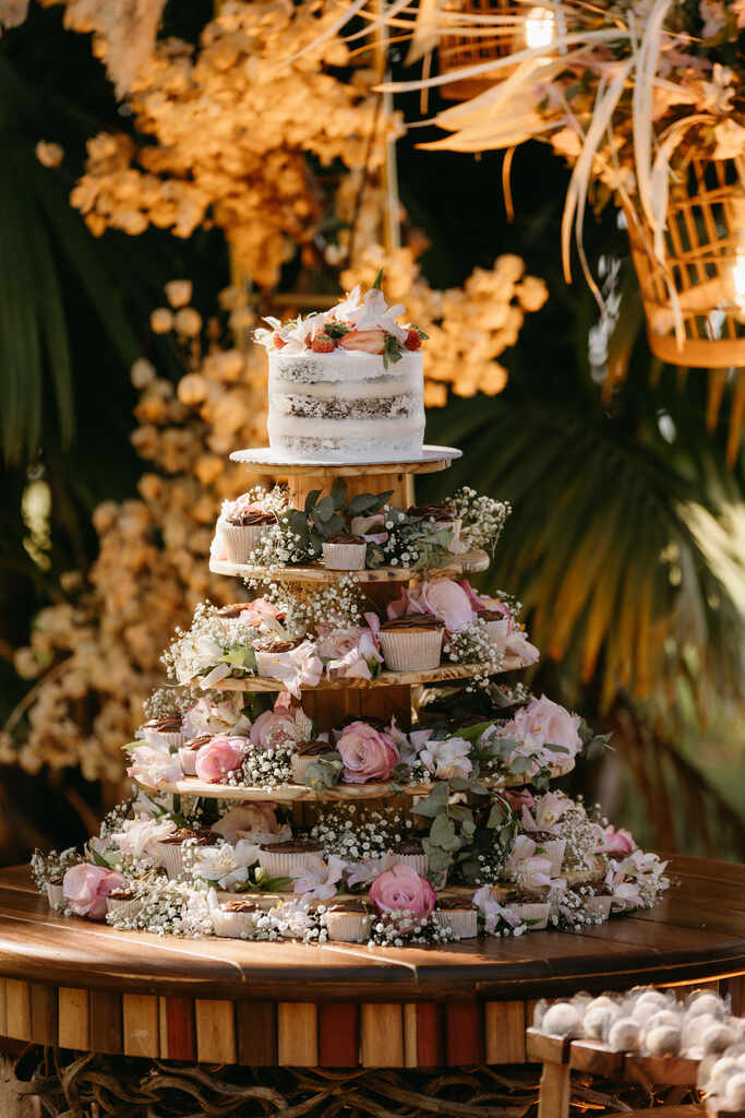 torre com bolo e cupcakes