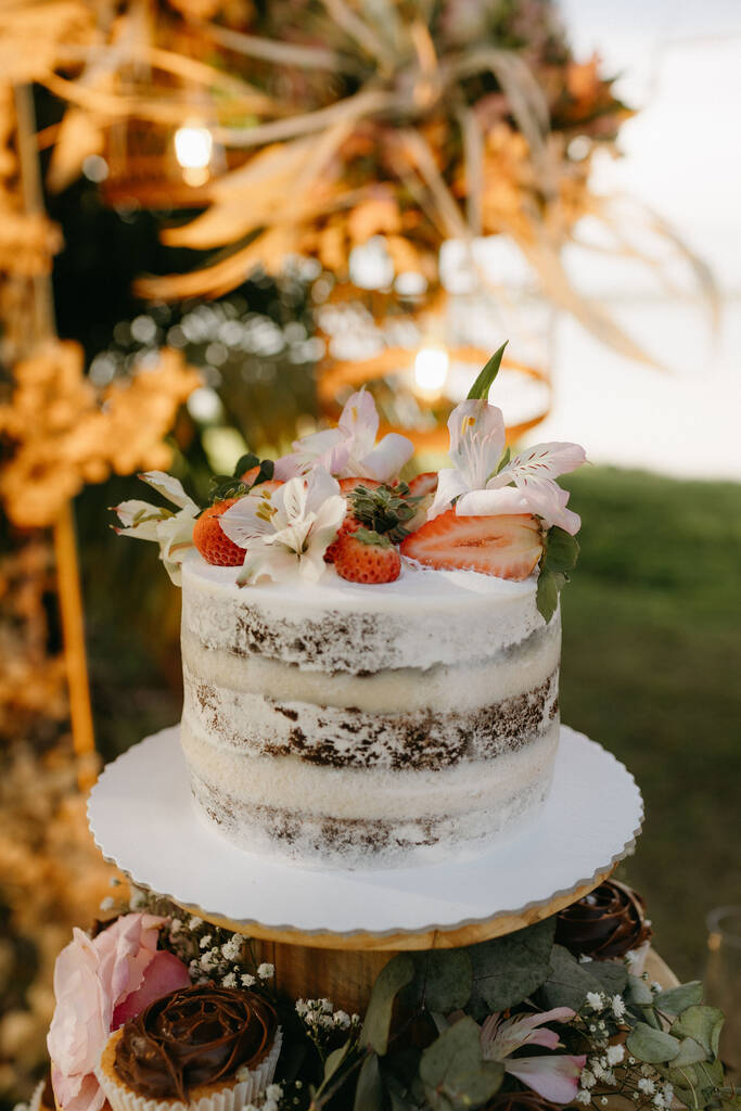 bolo de casamento semi espatulado com morangos