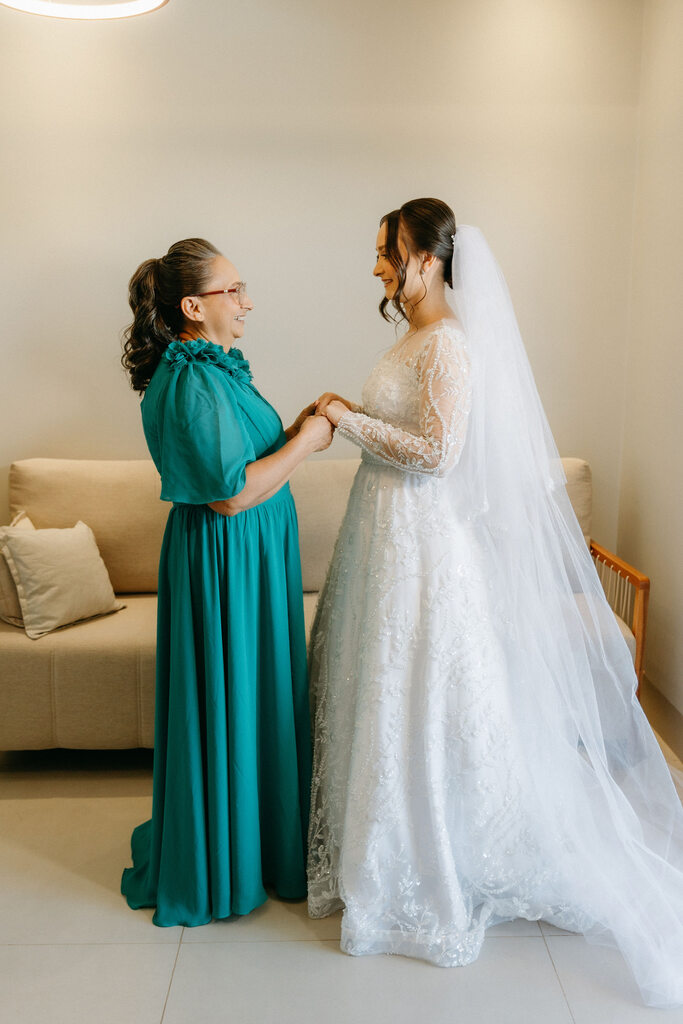 noiva com a mãe de vestido verde