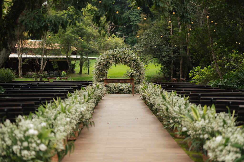 Casamento simples e elegante inspira com paleta verde