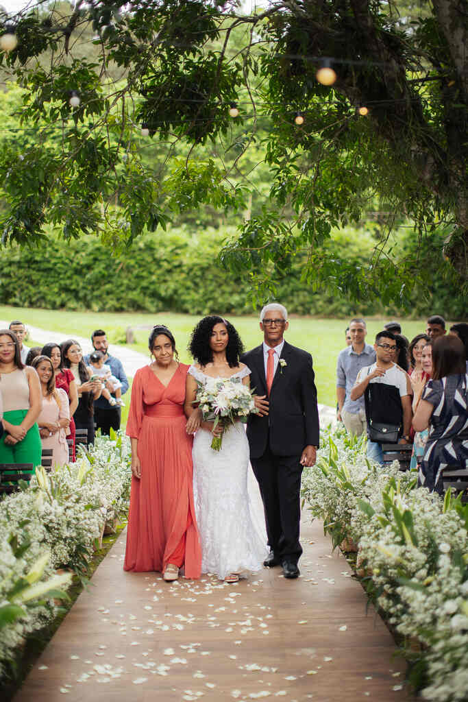 Casamento simples e elegante inspira com paleta verde