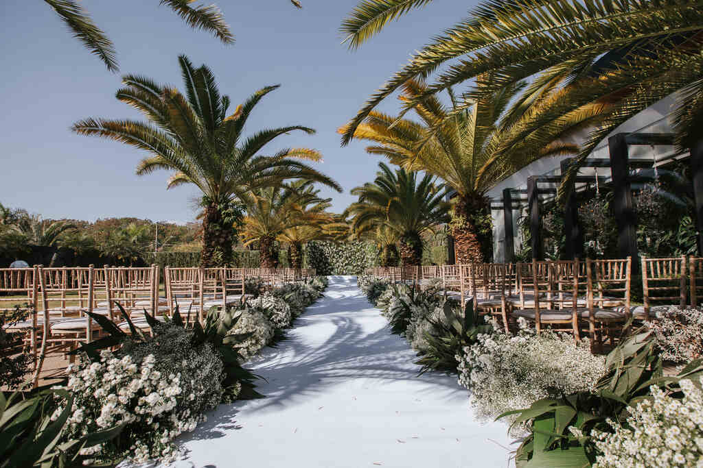 espaço para casamento ao ar livre com decoração branca e verde