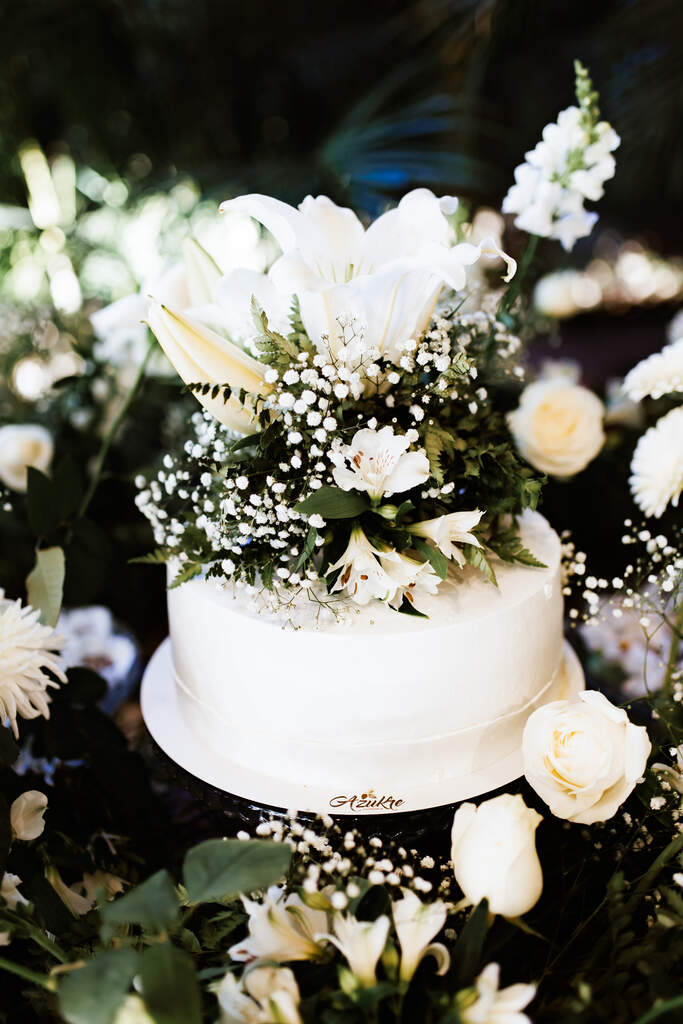 bolo de casamento com flores brancas