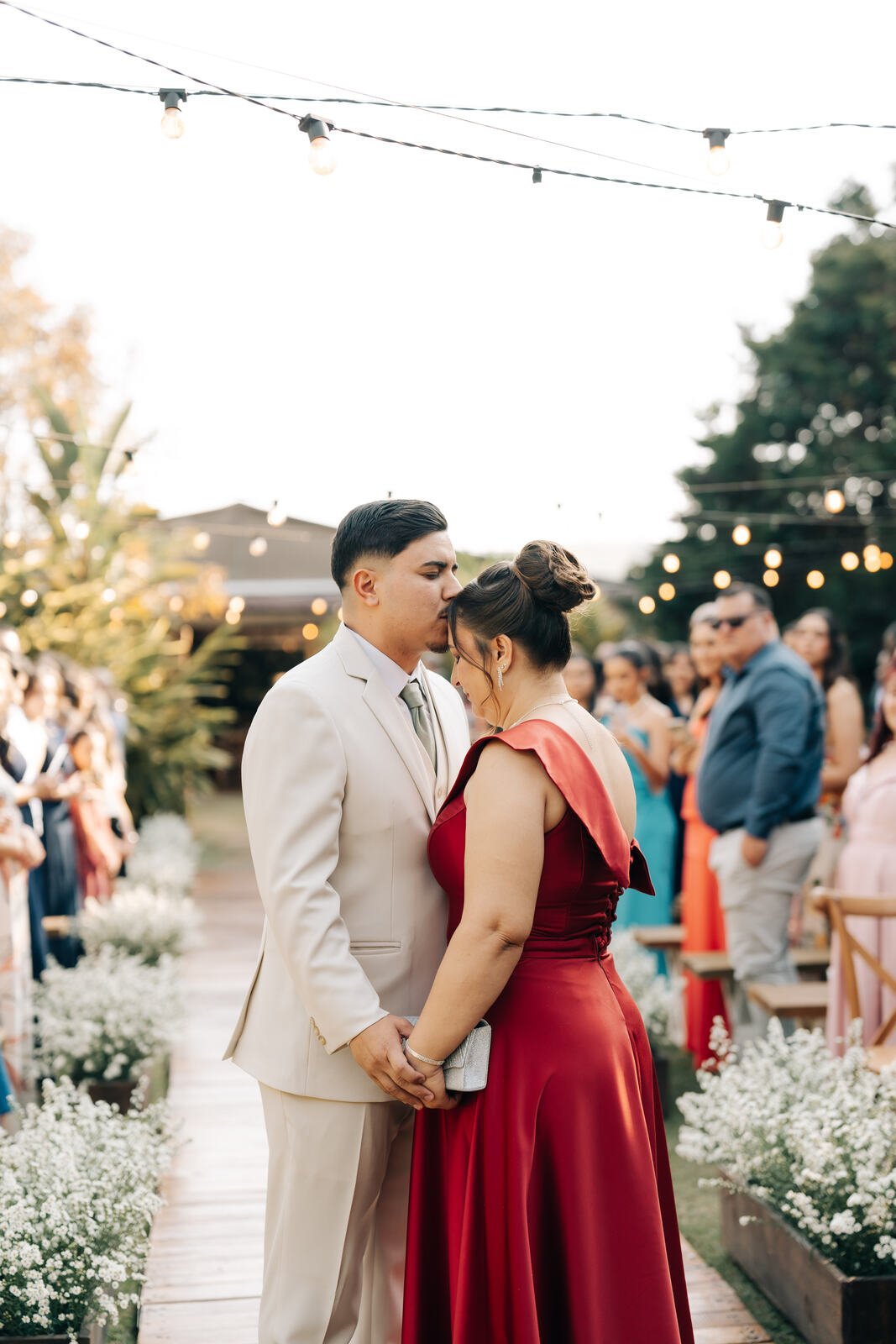 Casamento encantador com mães de vermelho na Villa Mantova