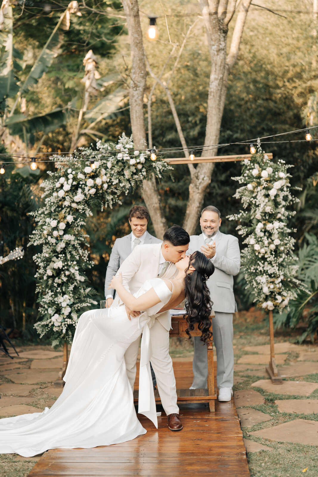 Casamento encantador com mães de vermelho na Villa Mantova