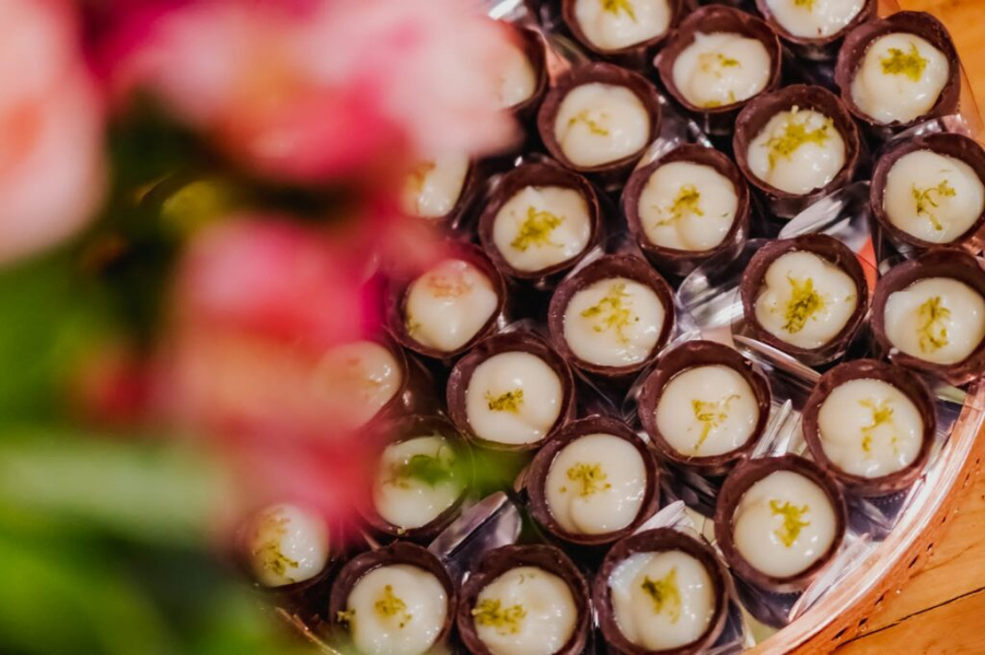 copinhos de chocolate recheado com maracujá do Ateliê Cátia Primon