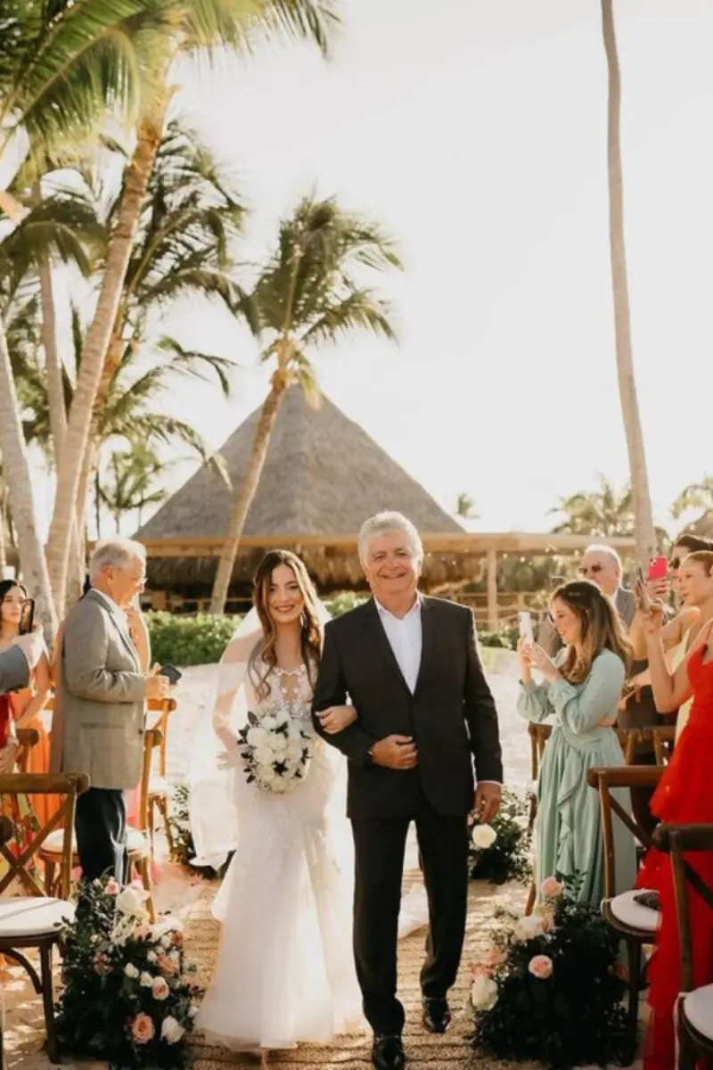 entrada da noiva com pai em Casamento na praia