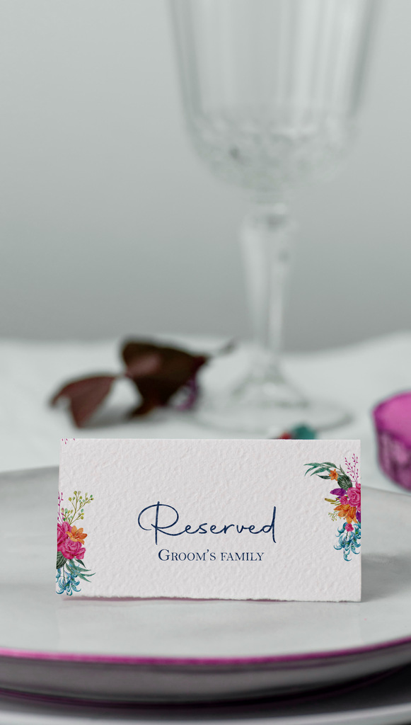 marcador de mesa de casamento escrito "reservado"