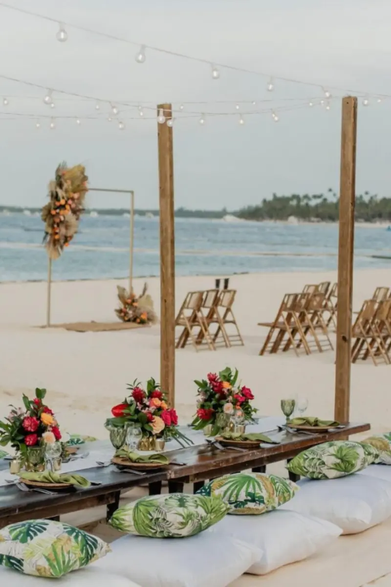 mesa comunitária para casamento na praia