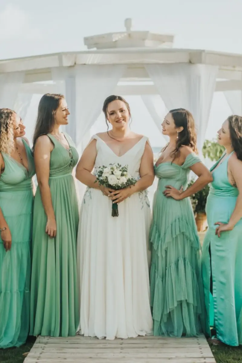 noiva ao lado de madrinha que vestem vestidos verdes