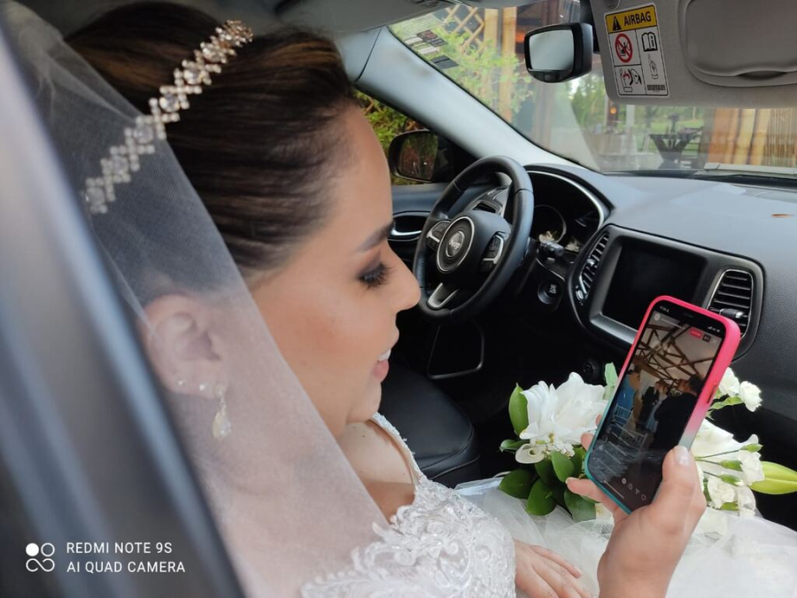 noiva vendo o vídeo do seu casamento no carro antes da cerimônia