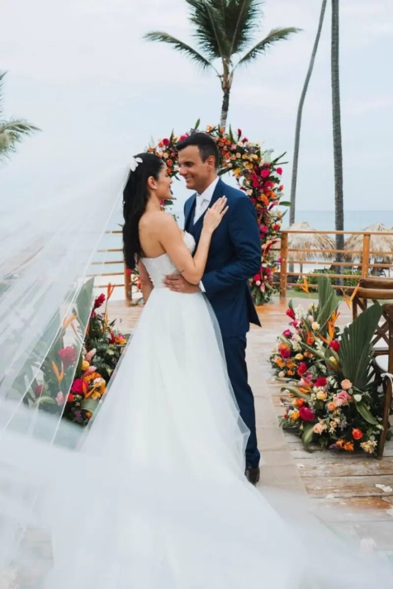 noivos abraçados na praia de Punta Cana