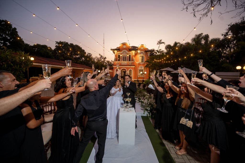 convidados de casamento brindando com champanhe