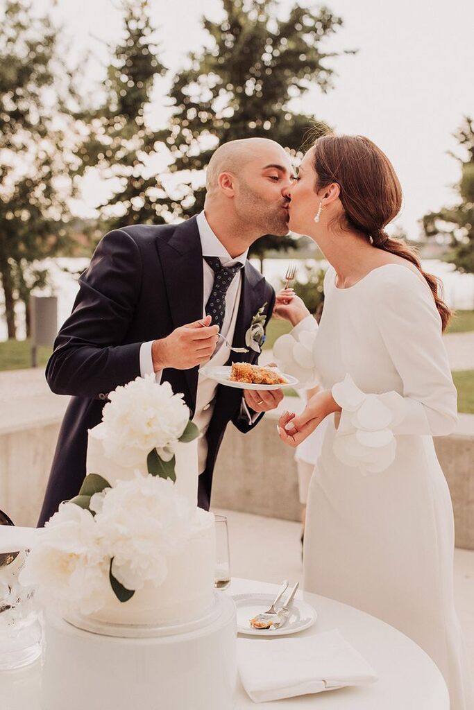 noivos comendo bolo em casamento estilo bolo com champanhe