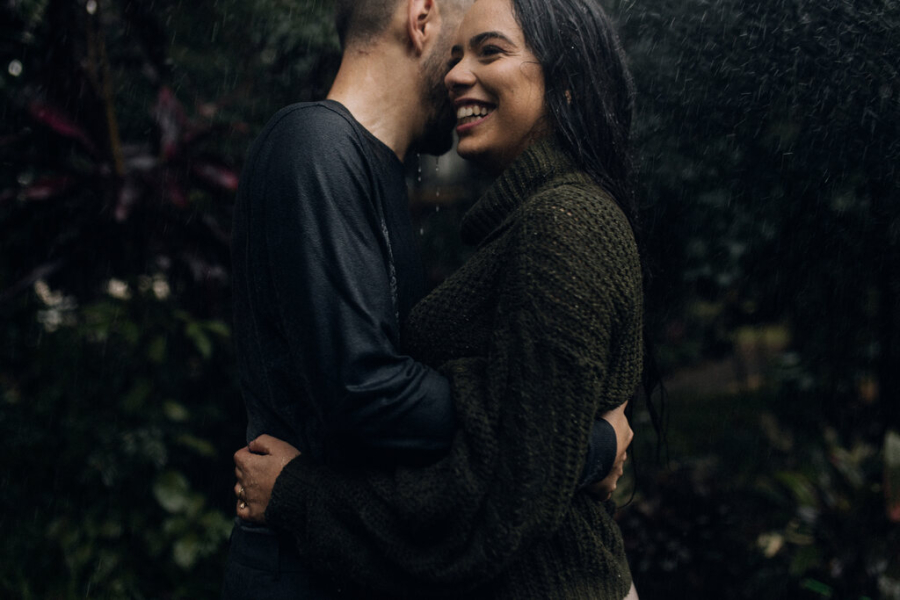 noivos abraçados em pré-wedding na chuva