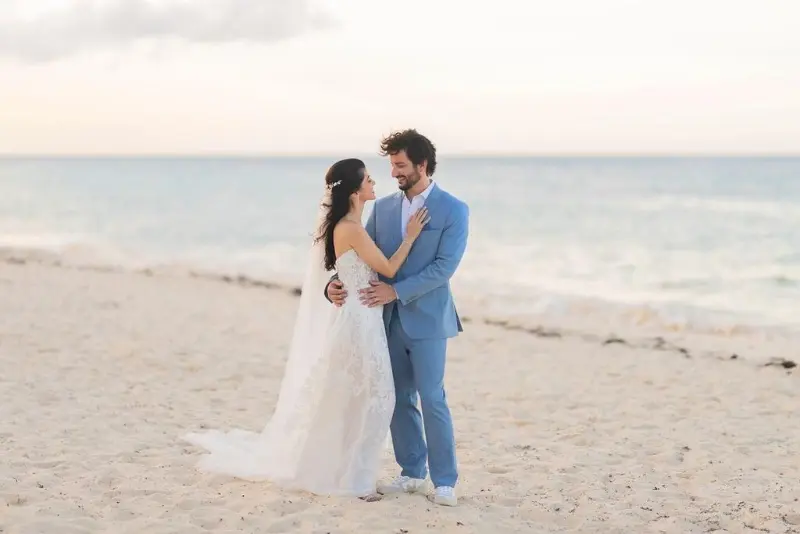 noivos na praia em Punta Cana se olhado 