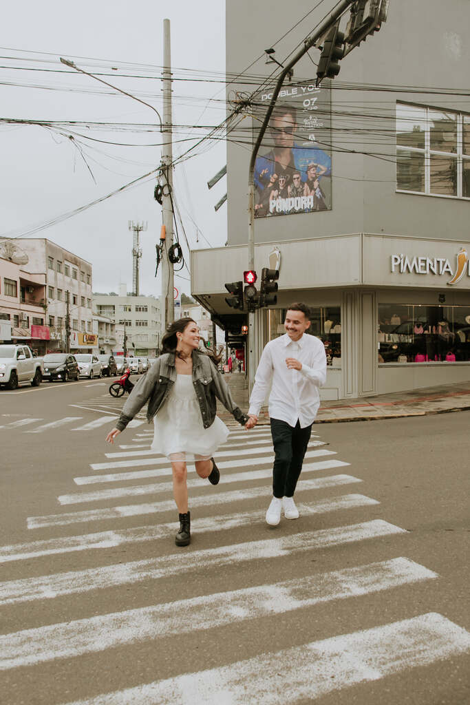 casaal andando na rua