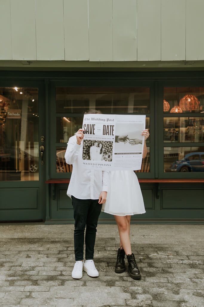 casal olhando jornal