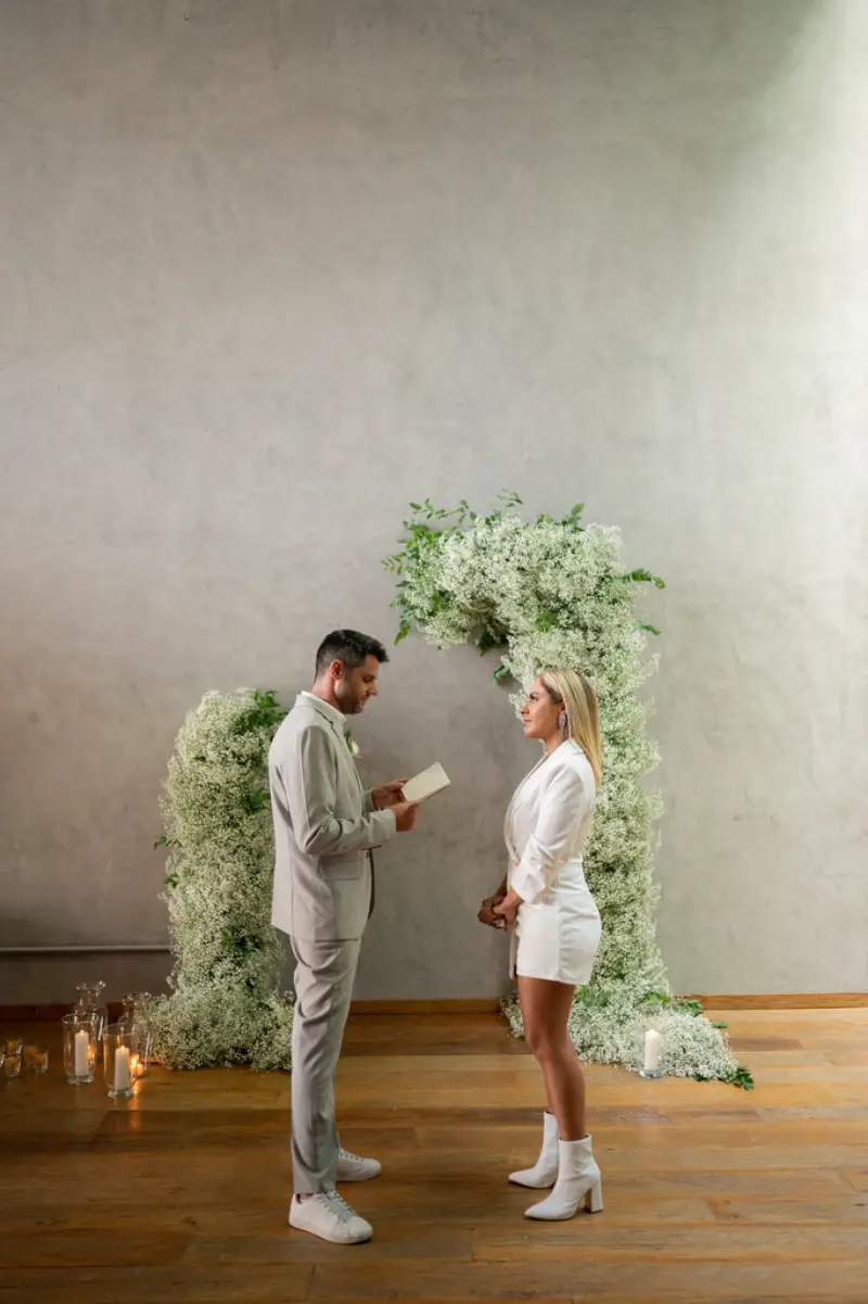noivo lendo votos durante renovação em bodas de estanho