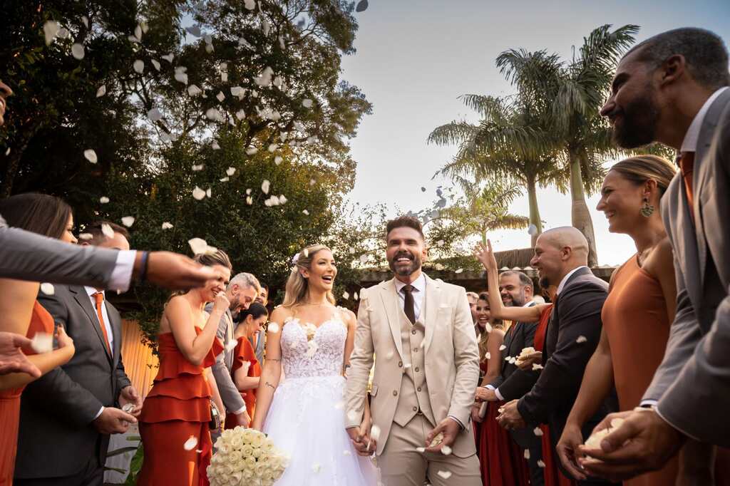 saida dos noivos em casamento ao ar livre