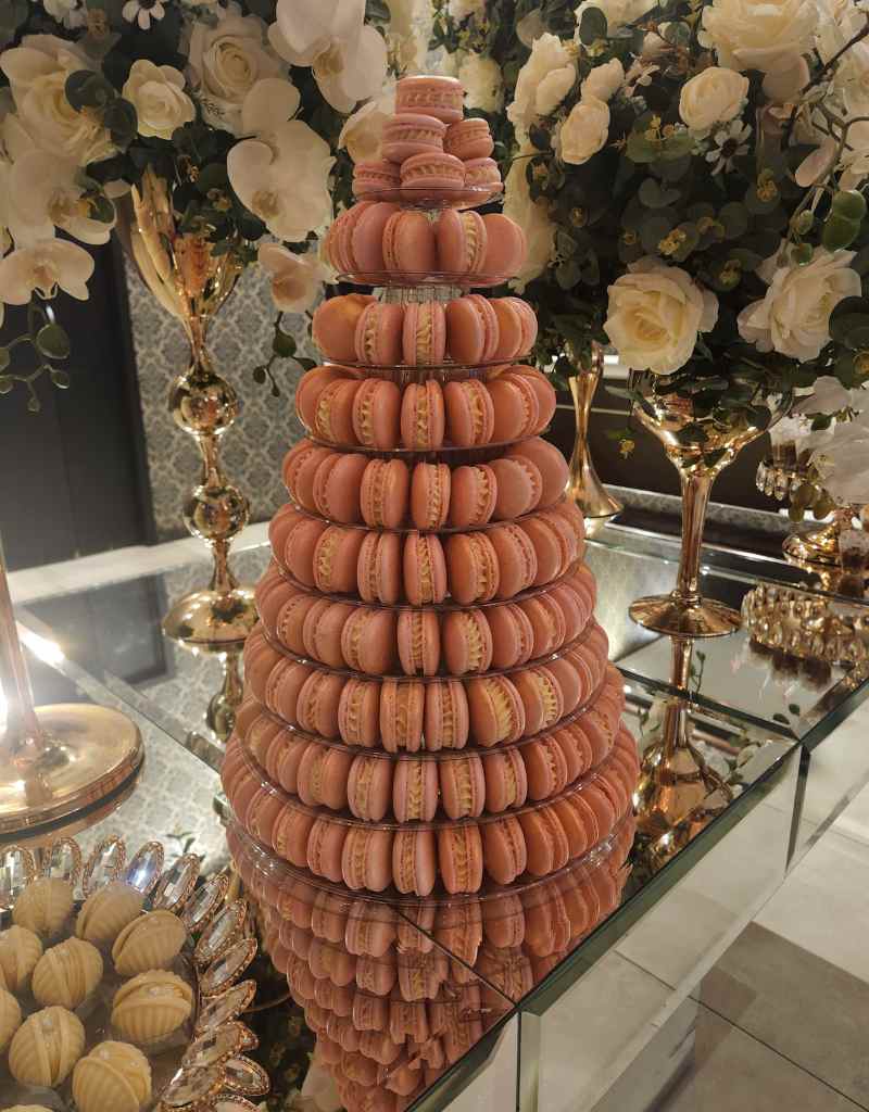 torre de macarrons em mesa de casamento