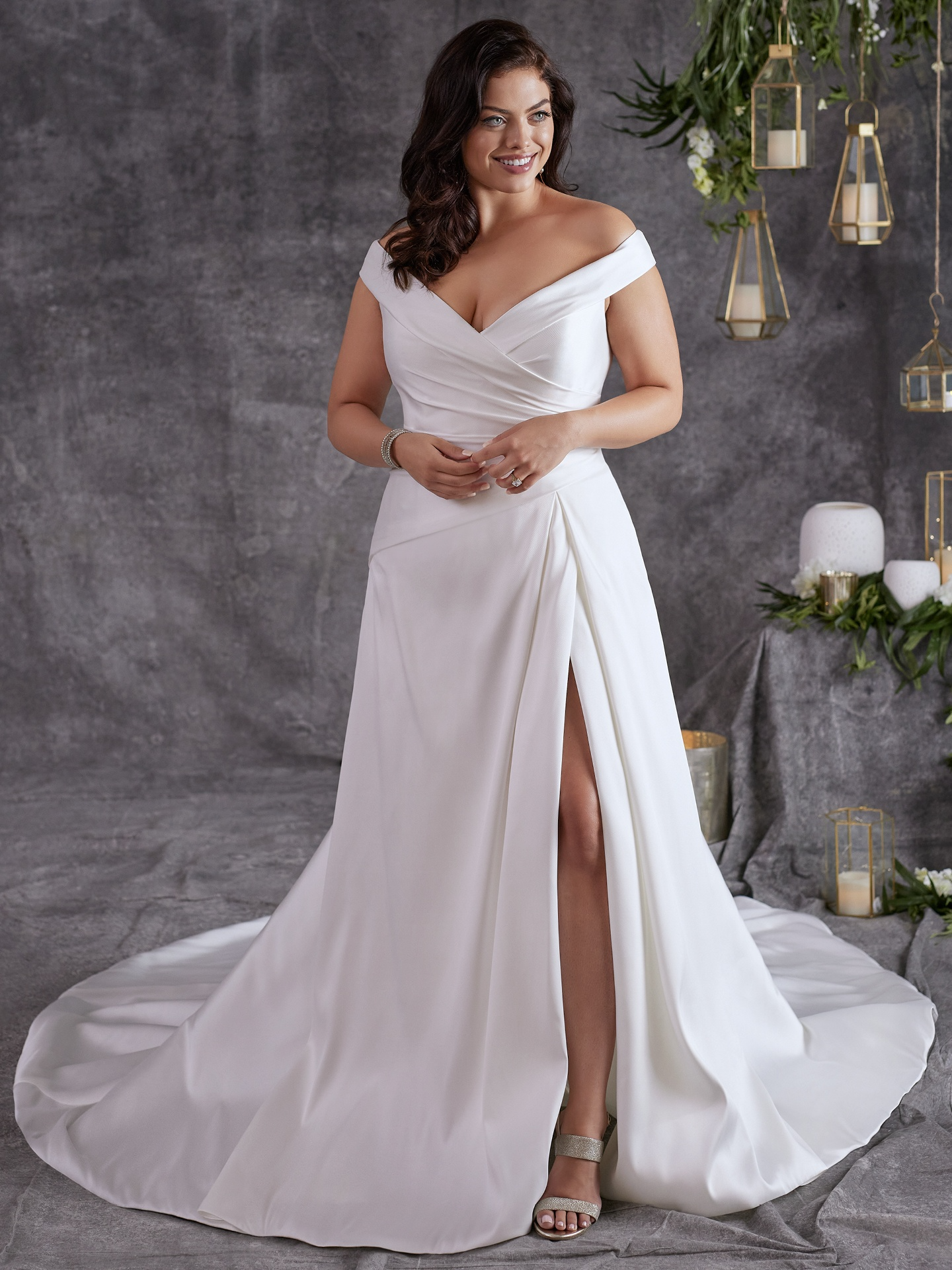 noiva com vestido para casamento civil com fenda