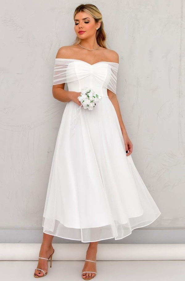 mulher com vestido de noiva sem mnga