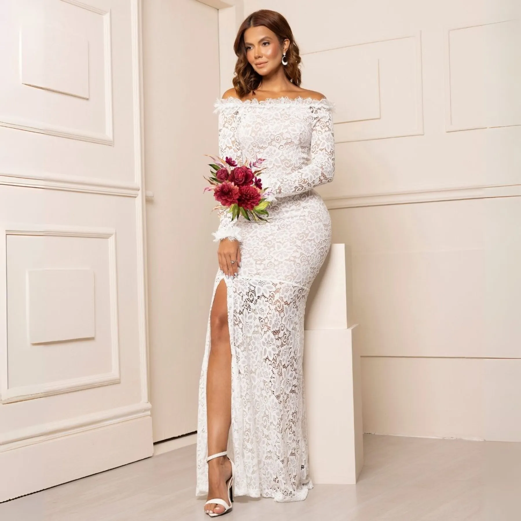 noiva com vestido para casamento civil com renda