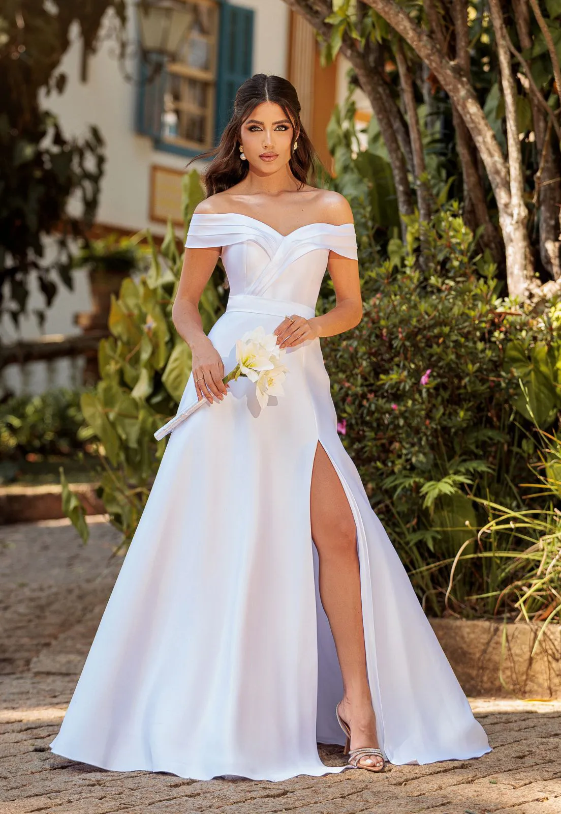 noiva com vestido para casamento civil elegante