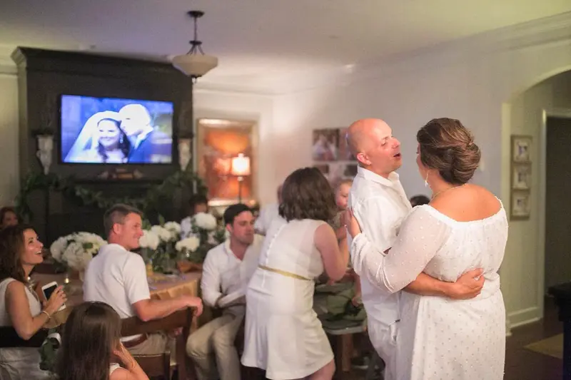 família reunida vendo o vídeo de casamento