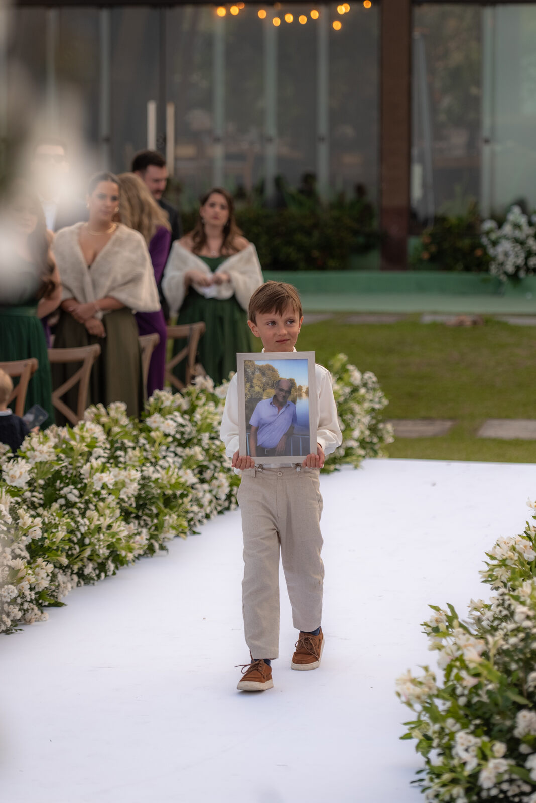 pajem com quadro com foto para homenagem póstuma no casamento